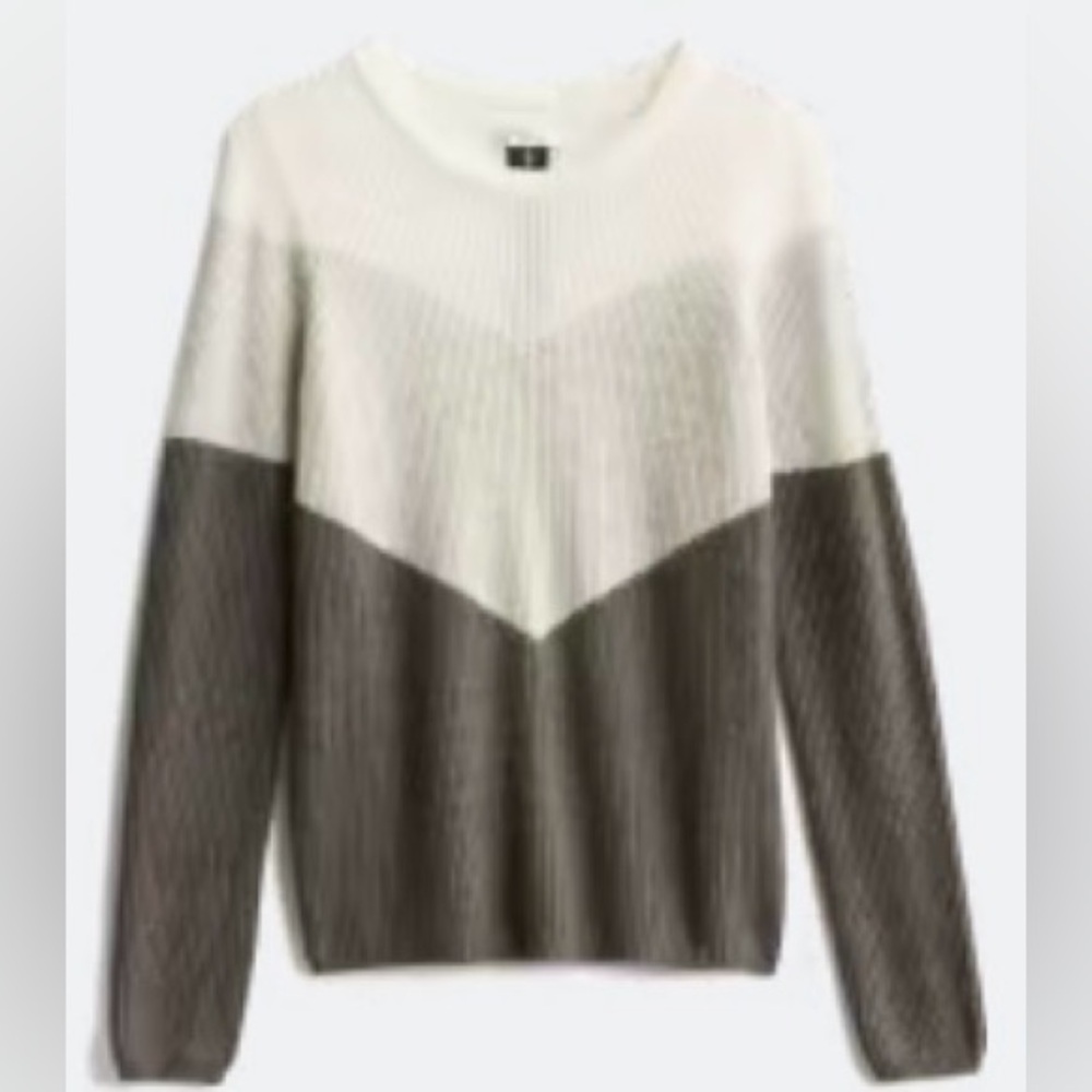 Women’s Two-Tone Zipper Back Chevron Sweater